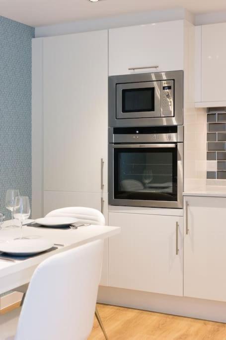 Stunning 2 Bed Apartment, Fabulous Sea View & 2 Minutes To Beach With Parking Bournemouth Exterior photo
