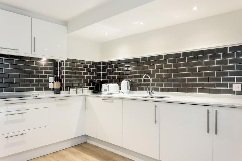 Stunning 2 Bed Apartment, Fabulous Sea View & 2 Minutes To Beach With Parking Bournemouth Exterior photo