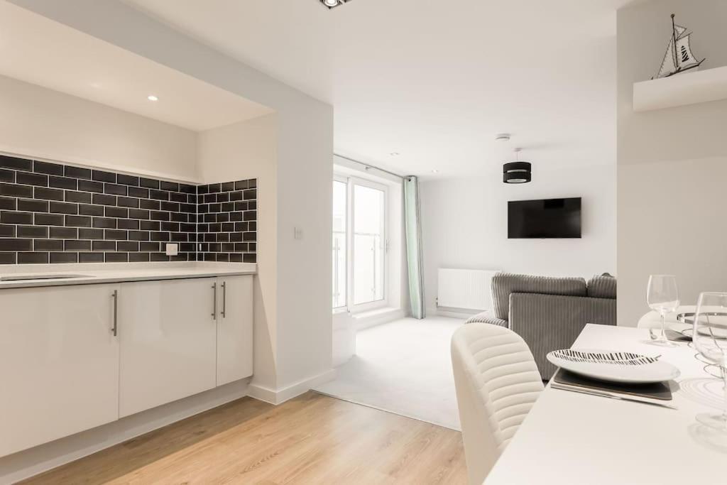 Stunning 2 Bed Apartment, Fabulous Sea View & 2 Minutes To Beach With Parking Bournemouth Exterior photo