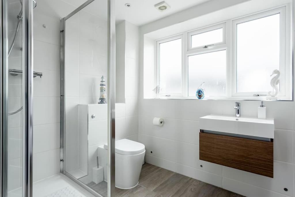 Stunning 2 Bed Apartment, Fabulous Sea View & 2 Minutes To Beach With Parking Bournemouth Exterior photo