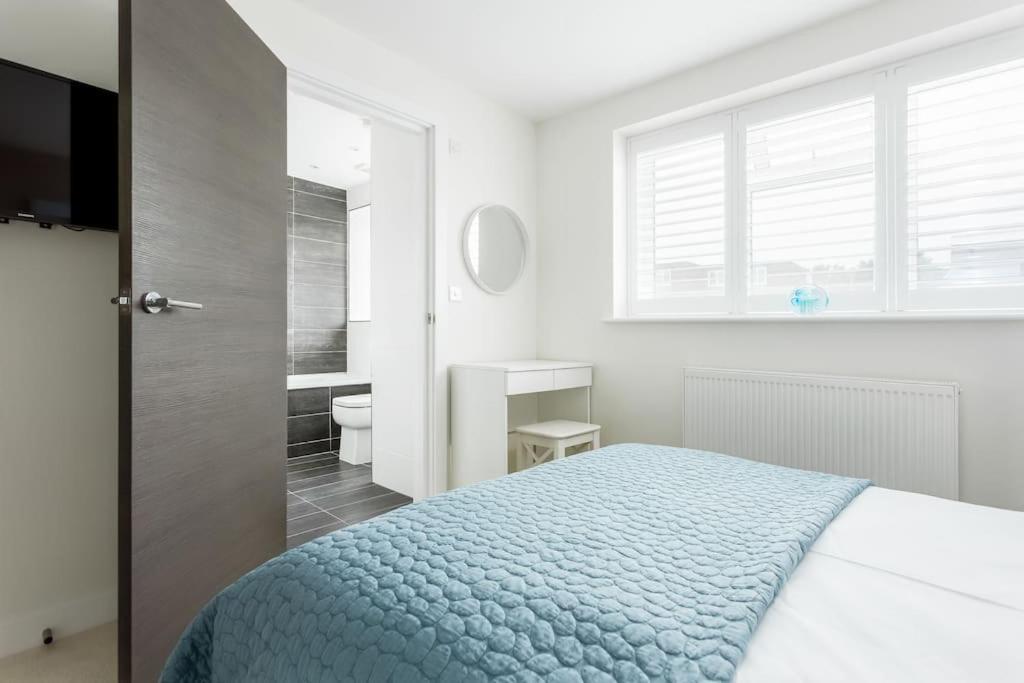 Stunning 2 Bed Apartment, Fabulous Sea View & 2 Minutes To Beach With Parking Bournemouth Exterior photo