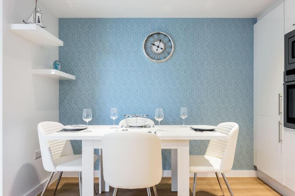 Stunning 2 Bed Apartment, Fabulous Sea View & 2 Minutes To Beach With Parking Bournemouth Exterior photo